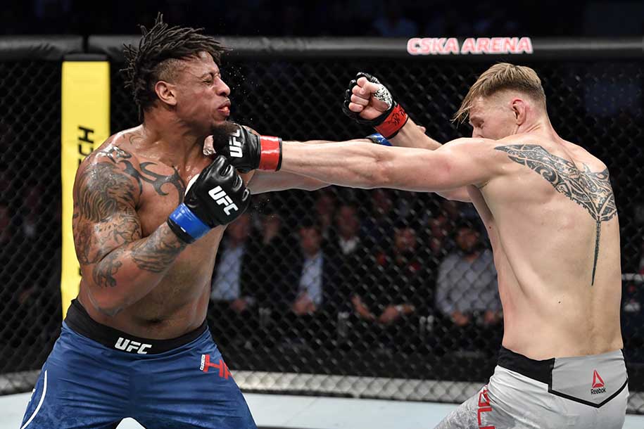 Cựu sao bóng bầu dục muốn đánh 6 trận UFC trong 1 năm